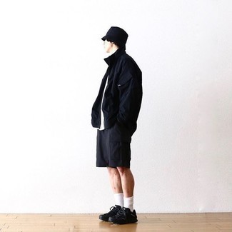 Quale scarpe sportive indossare con una giacca a vento nera: Combina una giacca a vento nera con pantaloncini sportivi neri per una sensazione di semplicità e spensieratezza. Completa questo look con un paio di scarpe sportive.