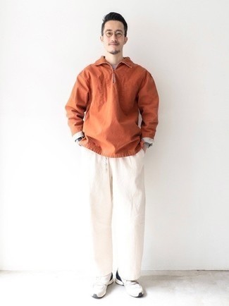 Come indossare e abbinare una giacca arancione per un uomo di 30 anni: Potresti indossare una giacca arancione e chino bianchi per un look semplice, da indossare ogni giorno. Se non vuoi essere troppo formale, calza un paio di scarpe sportive bianche e nere.