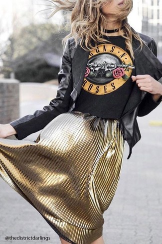 Come indossare e abbinare una t-shirt stampata nera per una donna di 30 anni: Indossa una t-shirt stampata nera e una gonna longuette a pieghe dorata per un look raffinato per il tempo libero.