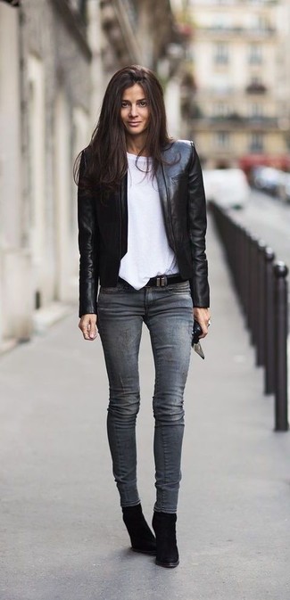 Come indossare e abbinare stivaletti con zeppa per una donna di 30 anni: Coniuga una giacca aperta in pelle nera con jeans aderenti grigi per un look trendy e alla mano. Stivaletti con zeppa sono una gradevolissima scelta per completare il look.
