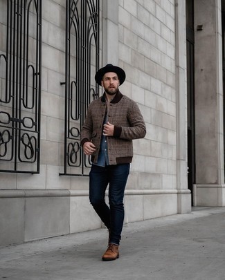 Come indossare e abbinare una giacca college con stivali casual per un uomo di 30 anni in modo casual: Prova ad abbinare una giacca college con jeans blu scuro per un look spensierato e alla moda. Rifinisci il completo con un paio di stivali casual.