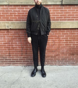 Quale giacca college indossare con un dolcevita grigio scuro in modo smart-casual: Combina una giacca college con un dolcevita grigio scuro per un look raffinato per il tempo libero. Calza un paio di scarpe derby in pelle nere per un tocco virile.
