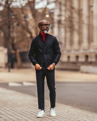 Come indossare e abbinare una giacca college per un uomo di 50 anni in modo casual: Combina una giacca college con chino neri per un look spensierato e alla moda. Sneakers basse di tela bianche sono una gradevolissima scelta per completare il look.