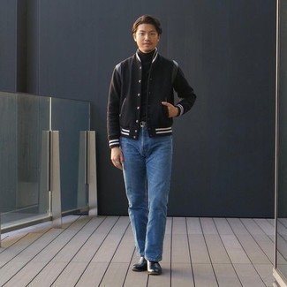 Quale giacca college indossare con jeans blu scuro per un uomo di 30 anni: Prova a combinare una giacca college con jeans blu scuro per un look semplice, da indossare ogni giorno. Scegli uno stile classico per le calzature e indossa un paio di stivali chelsea in pelle neri.