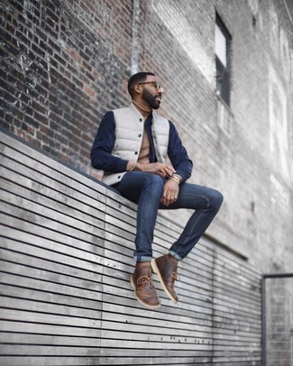Come indossare e abbinare una giacca bianca e nera: Prova a combinare una giacca bianca e nera con jeans blu scuro per un fantastico look da sfoggiare nel weekend. Chukka in pelle marroni sono una gradevolissima scelta per completare il look.