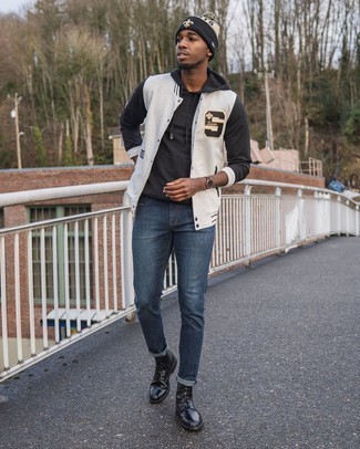 Quale jeans indossare con una felpa con cappuccio nera e bianca in modo casual: Per un outfit della massima comodità, combina una felpa con cappuccio nera e bianca con jeans. Scegli un paio di stivali casual in pelle neri come calzature per un tocco virile.