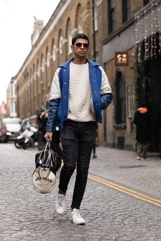Come indossare e abbinare una giacca college con jeans per un uomo di 20 anni: Mostra il tuo stile in una giacca college con jeans per un'atmosfera casual-cool. Sneakers basse di tela bianche sono una valida scelta per completare il look.