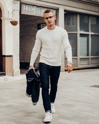 Come indossare e abbinare un maglione a trecce bianco: Scegli un maglione a trecce bianco e jeans blu scuro per un pranzo domenicale con gli amici. Sneakers basse di tela bianche sono una eccellente scelta per completare il look.