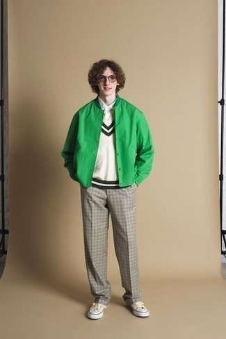 Quale chino indossare con una giacca college verde per un uomo di 17 anni: Potresti combinare una giacca college verde con chino per un outfit comodo ma studiato con cura. Sneakers basse di tela beige sono una interessante scelta per completare il look.