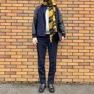 Come indossare e abbinare una sciarpa scozzese gialla: Coniuga una giacca college blu scuro con una sciarpa scozzese gialla per un'atmosfera casual-cool. Prova con un paio di mocassini eleganti in pelle neri per dare un tocco classico al completo.