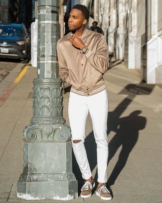 Quale jeans indossare con sneakers basse marrone scuro in primavera 2025: Metti una giacca college marrone chiaro e jeans per un'atmosfera casual-cool. Sneakers basse marrone scuro sono una valida scelta per completare il look. Ecco una magnifica scelta per creare il perfetto outfit primaverile.