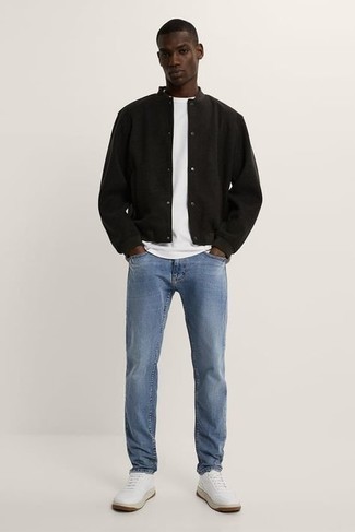 Come indossare e abbinare una giacca college con jeans per un uomo di 20 anni: Scegli una giacca college e jeans per vestirti casual. Completa questo look con un paio di sneakers basse in pelle bianche.