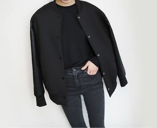 Come indossare e abbinare una giacca college nera: Scegli un outfit composto da una giacca college nera e jeans aderenti neri per essere trendy e seducente.