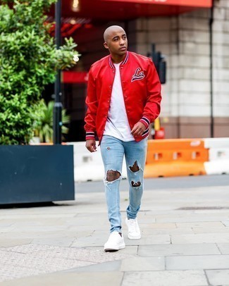 Quale jeans indossare con una giacca college rossa e bianca: Scegli un outfit composto da una giacca college rossa e bianca e jeans per un outfit rilassato ma alla moda. Questo outfit si abbina perfettamente a un paio di sneakers basse di tela bianche.