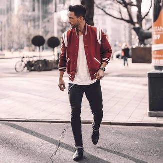 Come indossare e abbinare una giacca college rossa quando fa caldo in modo casual: Prova ad abbinare una giacca college rossa con jeans aderenti neri per un look comfy-casual. Calza un paio di stivali chelsea in pelle neri per un tocco virile.