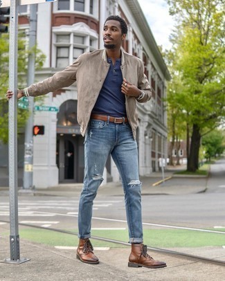 Quale jeans aderenti indossare con stivaletti brogue marroni in modo rilassato: Scegli una giacca college beige e jeans aderenti per un look perfetto per il weekend. Indossa un paio di stivaletti brogue marroni per un tocco virile.