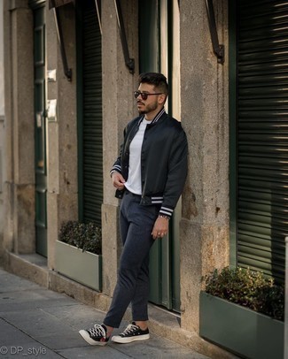 Come indossare e abbinare una giacca college in modo casual: Abbina una giacca college con chino di lana grigio scuro per un look raffinato per il tempo libero. Sneakers basse di tela stampate nere sono una splendida scelta per completare il look.