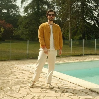 Look alla moda per uomo: Giacca college senape, T-shirt girocollo bianca, Chino beige, Stivali da lavoro di tela beige