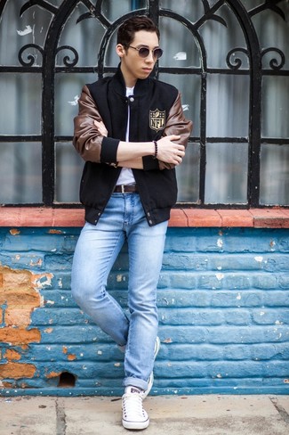 Come indossare e abbinare jeans azzurri per un uomo di 30 anni quando fa caldo in modo casual: Potresti abbinare una giacca college nera con jeans azzurri per una sensazione di semplicità e spensieratezza. Un paio di sneakers basse bianche si abbina alla perfezione a una grande varietà di outfit.
