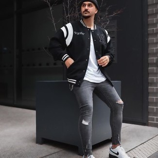Quale sneakers basse indossare con jeans aderenti grigi: Mostra il tuo stile in una giacca college nera e bianca con jeans aderenti grigi per un look comfy-casual. Abbellisci questo completo con un paio di sneakers basse.