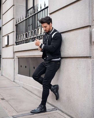 Come indossare e abbinare una giacca college: Coniuga una giacca college con jeans aderenti neri per un look comfy-casual. Scegli un paio di stivaletti brogue in pelle neri come calzature per mettere in mostra il tuo gusto per le scarpe di alta moda.