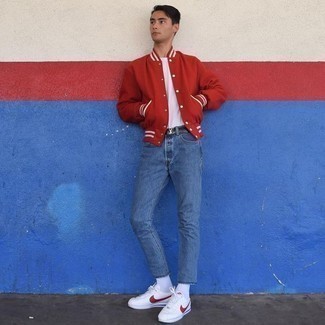 Quale jeans indossare con scarpe sportive bianche: Potresti abbinare una giacca college rossa con jeans per un outfit comodo ma studiato con cura. Scegli un paio di scarpe sportive bianche come calzature per un tocco più rilassato.