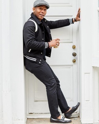 Come indossare e abbinare una giacca college nera con jeans neri in modo smart-casual: Coniuga una giacca college nera con jeans neri per un look raffinato per il tempo libero. Mocassini eleganti in pelle neri e bianchi impreziosiranno all'istante anche il look più trasandato.