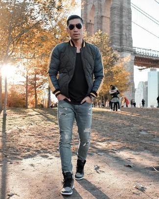 Quale jeans indossare con sneakers alte grigio scuro quando fa caldo in modo rilassato: Combina una giacca college nera con jeans per un'atmosfera casual-cool. Sneakers alte grigio scuro daranno una nuova dimensione a un look altrimenti classico.