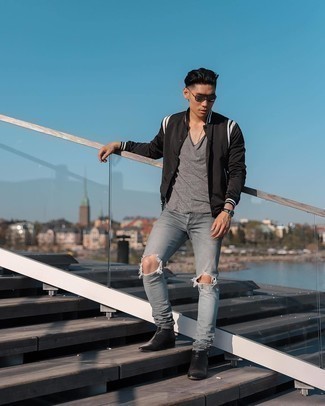 Come indossare e abbinare jeans grigi: Mostra il tuo stile in una giacca college nera e bianca con jeans grigi per un'atmosfera casual-cool. Perché non aggiungere un paio di stivali chelsea in pelle neri per un tocco di stile in più?