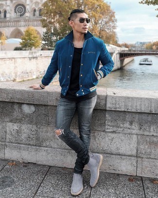 Come indossare e abbinare una giacca college blu con jeans grigio scuro: Per un outfit della massima comodità, opta per una giacca college blu e jeans grigio scuro. Un paio di stivali chelsea in pelle scamosciata grigi darà un tocco di forza e virilità a ogni completo.