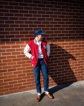 Quale jeans indossare con una giacca college rossa e bianca per un uomo di 30 anni quando fa caldo in modo casual: Abbina una giacca college rossa e bianca con jeans per un look spensierato e alla moda. Abbellisci questo completo con un paio di mocassini eleganti in pelle marroni.