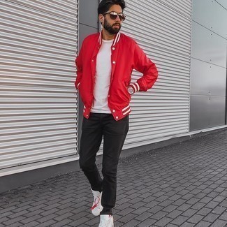 Come indossare e abbinare una giacca college rossa per un uomo di 30 anni in modo casual: Coniuga una giacca college rossa con jeans neri per affrontare con facilità la tua giornata. Sneakers basse di tela bianche sono una buona scelta per completare il look.