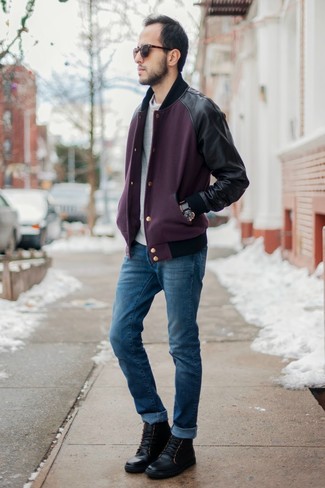 Look alla moda per uomo: Giacca college viola melanzana, T-shirt girocollo grigia, Jeans blu, Stivali casual in pelle neri