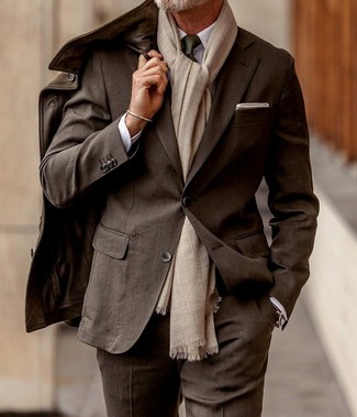 Come indossare e abbinare una giacca marrone per un uomo di 50 anni: Mostra il tuo stile in una giacca marrone con un abito marrone scuro per un look elegante e di classe.