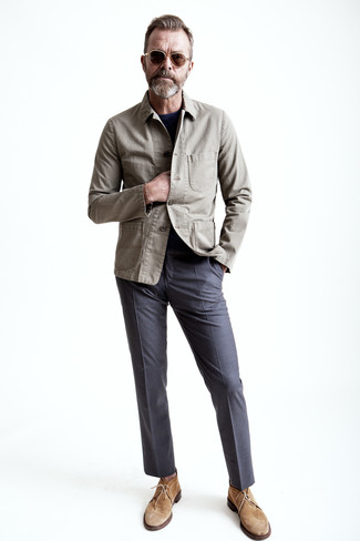 Quale giacca da campo indossare con chukka marrone chiaro per un uomo di 50 anni in modo smart-casual: Combina una giacca da campo con pantaloni eleganti grigi per essere sofisticato e di classe. Se non vuoi essere troppo formale, calza un paio di chukka marrone chiaro.
