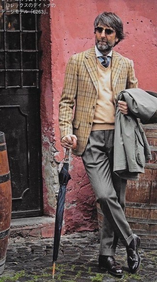 Quale blazer indossare con una giacca da campo grigia: Abbina una giacca da campo grigia con un blazer per un look elegante ma non troppo appariscente. Scegli uno stile classico per le calzature e mettiti un paio di mocassini con nappine in pelle marrone scuro.