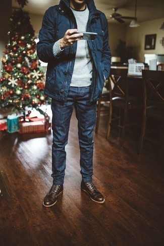 Quale jeans indossare con stivali casual marrone scuro: Prova ad abbinare una giacca da campo blu scuro con jeans per un look trendy e alla mano. Sfodera il gusto per le calzature di lusso e scegli un paio di stivali casual marrone scuro.