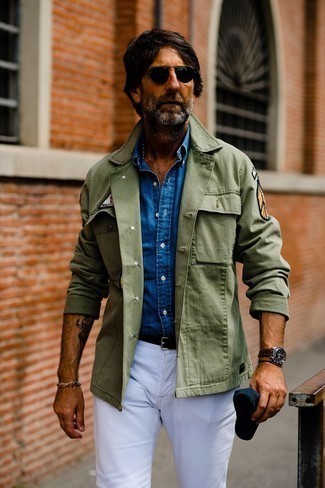 Come indossare e abbinare una giacca da campo con chino per un uomo di 50 anni in primavera 2025: Potresti abbinare una giacca da campo con chino per vestirti casual. Con questo look non puoi sbagliare in questi mesi primaverili.