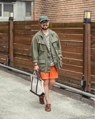 Come indossare e abbinare pantaloncini arancioni: Opta per una giacca da campo verde oliva e pantaloncini arancioni per un look trendy e alla mano. Per un look più rilassato, indossa un paio di sandali in pelle marrone scuro.