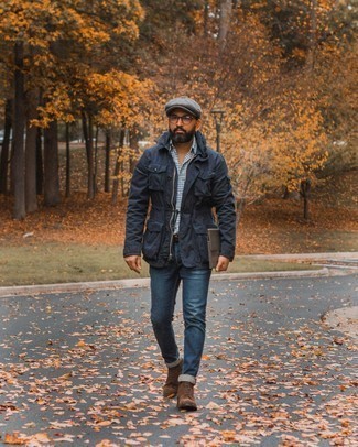 Quale giacca da campo indossare con jeans blu: Abbina una giacca da campo con jeans blu per vestirti casual. Mostra il tuo gusto per le calzature di alta classe con un paio di stivali casual in pelle scamosciata marrone scuro.