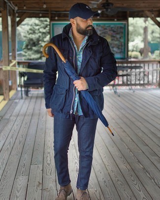 Come indossare e abbinare chukka in pelle scamosciata marroni in modo casual: Indossa una giacca da campo blu scuro con jeans blu scuro per vestirti casual. Completa questo look con un paio di chukka in pelle scamosciata marroni.