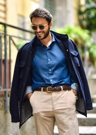 Come indossare e abbinare una giacca da campo blu scuro quando fa caldo in modo smart-casual: Potresti combinare una giacca da campo blu scuro con una camicia elegante blu per un abbigliamento elegante ma casual.