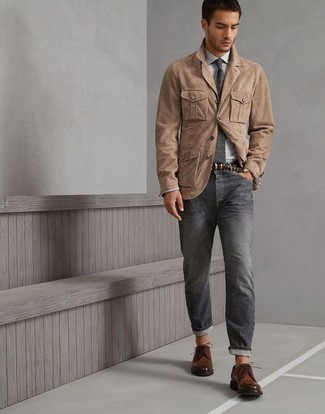 Quale giacca da campo indossare con jeans grigio scuro quando fa caldo: Per un outfit quotidiano pieno di carattere e personalità, prova a combinare una giacca da campo con jeans grigio scuro. Un bel paio di scarpe derby in pelle marroni è un modo semplice di impreziosire il tuo look.