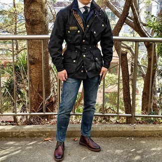 Quale chukka indossare con una giacca da campo nera quando fa caldo in modo smart-casual: Prova ad abbinare una giacca da campo nera con jeans blu per vestirti casual. Ispirati all'eleganza di Luca Argentero e completa il tuo look con un paio di chukka.