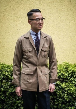 Come indossare e abbinare una giacca da campo per un uomo di 30 anni: Abbina una giacca da campo con pantaloni eleganti blu scuro per essere sofisticato e di classe.