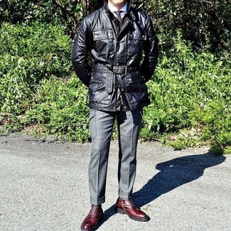 Come indossare e abbinare stivali casual bordeaux: Combina una giacca da campo nera con pantaloni eleganti grigi per essere sofisticato e di classe. Scegli un paio di stivali casual bordeaux per avere un aspetto più rilassato.