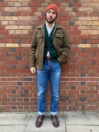 Quale jeans indossare con un cardigan verde scuro in modo smart-casual: Scegli un cardigan verde scuro e jeans per un look trendy e alla mano. Chukka in pelle marrone scuro sono una gradevolissima scelta per completare il look.
