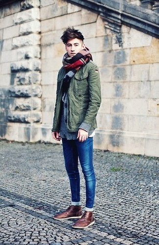 Quale jeans indossare con chukka marroni in autunno 2024 in modo smart-casual: Coniuga una giacca da campo verde oliva con jeans per un look spensierato e alla moda. Chukka marroni sono una valida scelta per completare il look. È buona scelta per essere alla moda questo autunno!