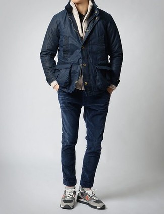 Come indossare e abbinare un cardigan con zip grigio con jeans blu quando fa caldo in modo casual: Scegli un cardigan con zip grigio e jeans blu per un look trendy e alla mano. Opta per un paio di scarpe sportive grigie per avere un aspetto più rilassato.
