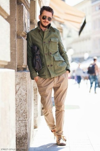 Quale chino indossare con chukka beige in modo smart-casual: Scegli una giacca da campo verde oliva e chino per un outfit comodo ma studiato con cura. Chukka beige sono una eccellente scelta per completare il look.